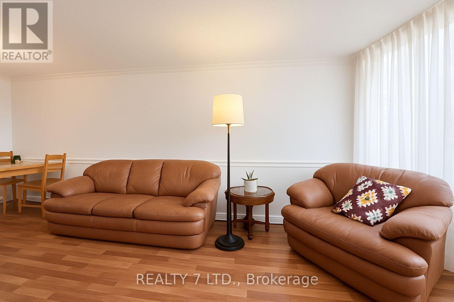 412 - 1270 Maple Crossing Boulevard, Burlington, ON - Indoor Photo Showing Living Room