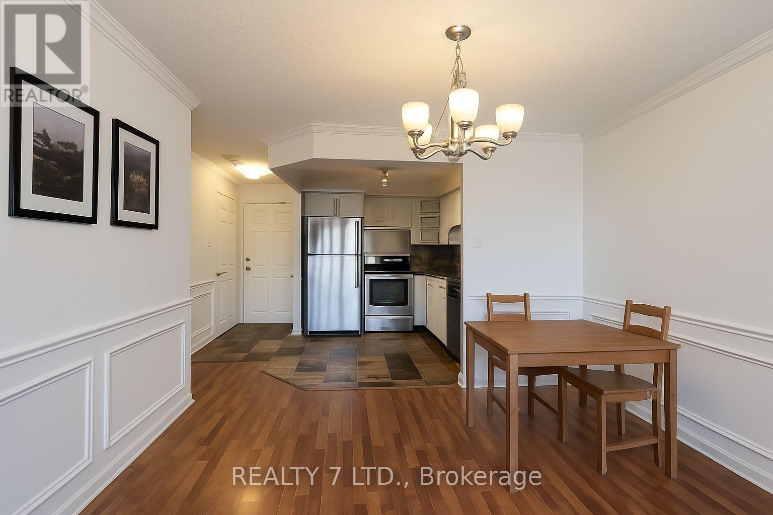 412 - 1270 Maple Crossing Boulevard, Burlington, ON - Indoor Photo Showing Dining Room
