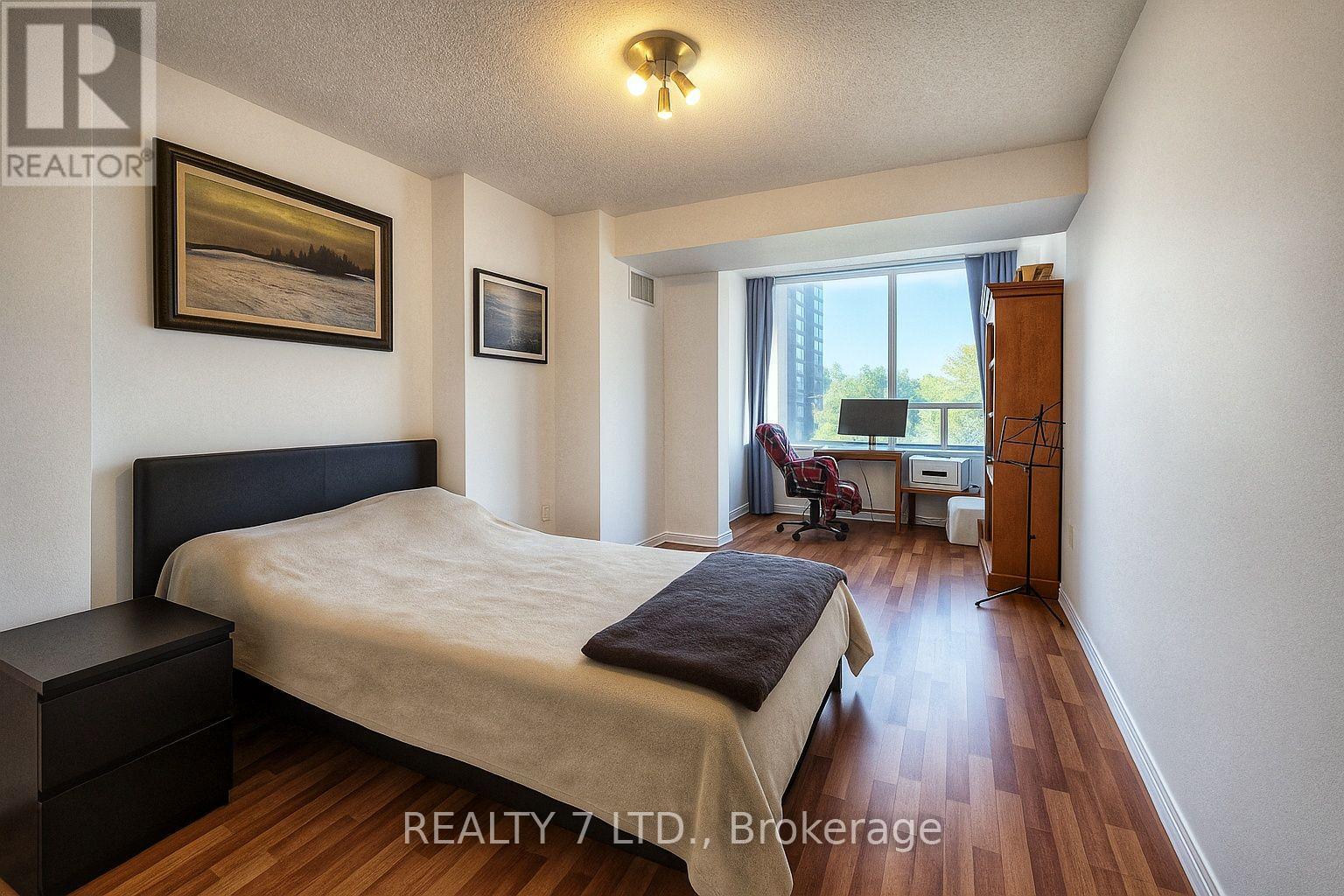 412 - 1270 Maple Crossing Boulevard, Burlington, ON - Indoor Photo Showing Bedroom