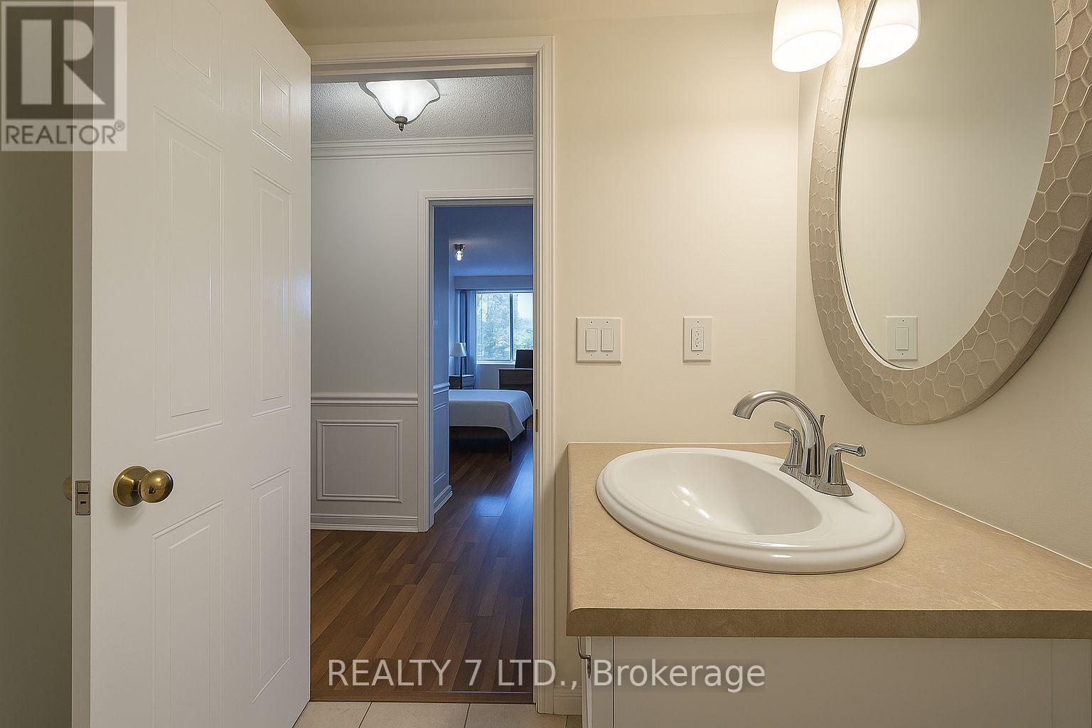 412 - 1270 Maple Crossing Boulevard, Burlington, ON - Indoor Photo Showing Bathroom