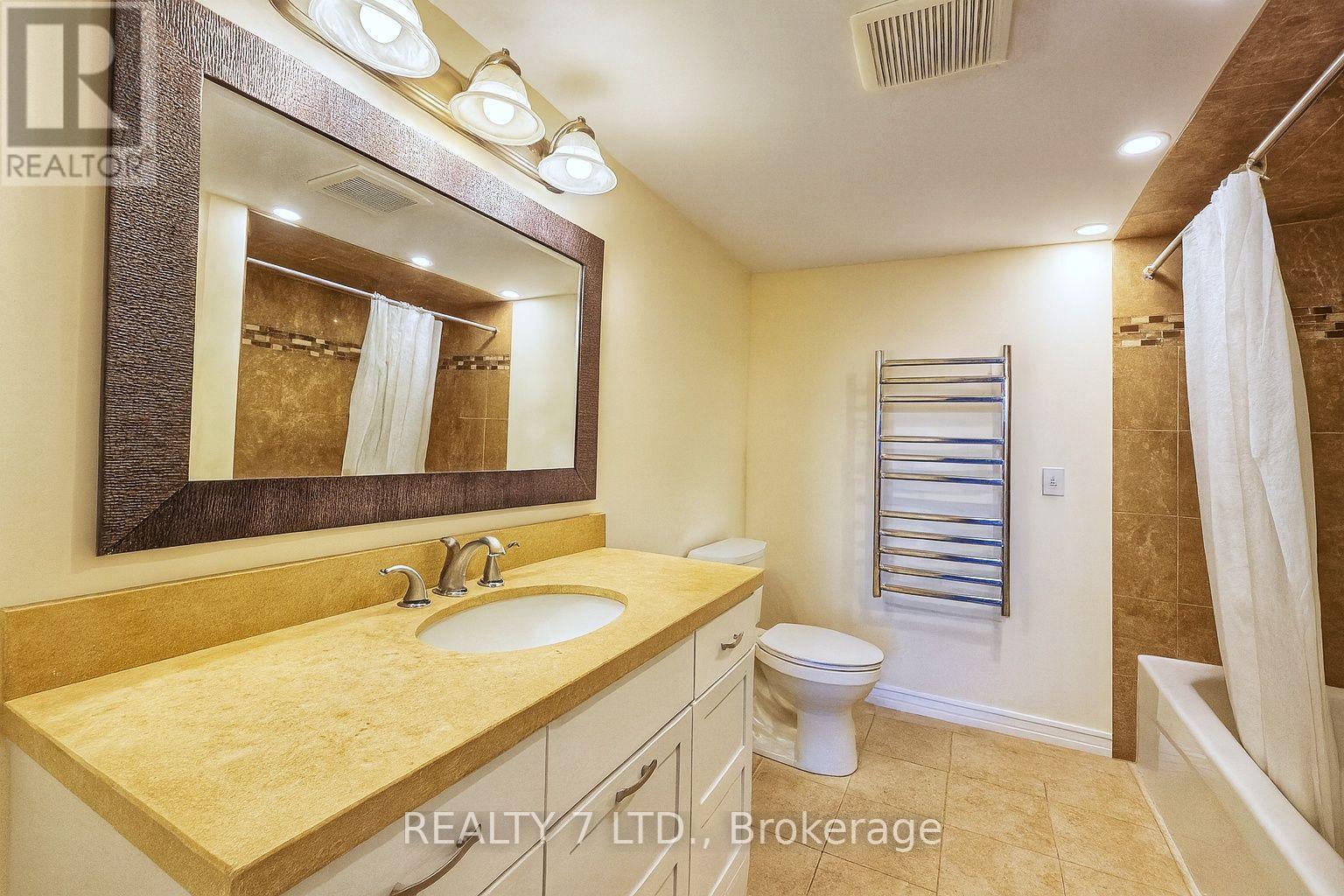 412 - 1270 Maple Crossing Boulevard, Burlington, ON - Indoor Photo Showing Bathroom