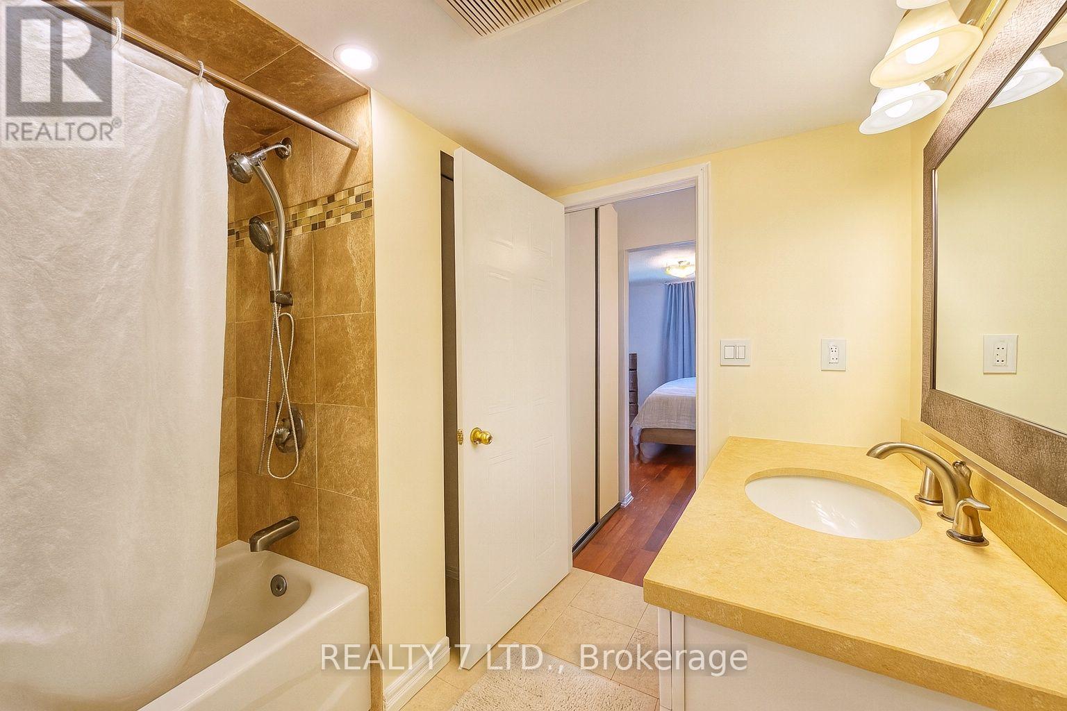 412 - 1270 Maple Crossing Boulevard, Burlington, ON - Indoor Photo Showing Bathroom