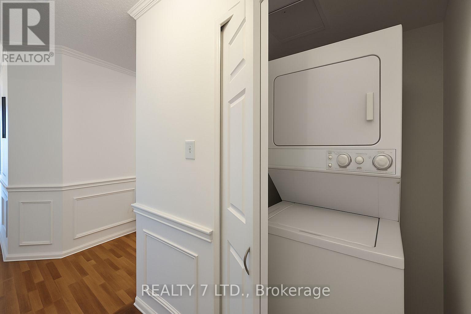 412 - 1270 Maple Crossing Boulevard, Burlington, ON - Indoor Photo Showing Laundry Room