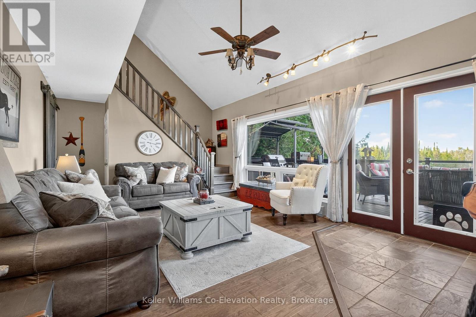 407047 Grey 4 Road, Grey Highlands, ON - Indoor Photo Showing Living Room