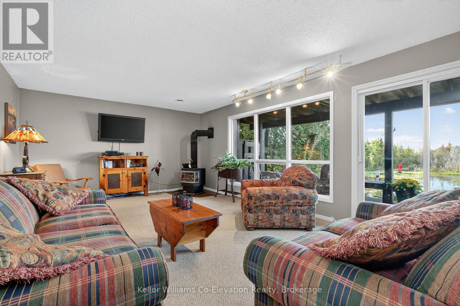 407047 Grey 4 Road, Grey Highlands, ON - Indoor Photo Showing Living Room