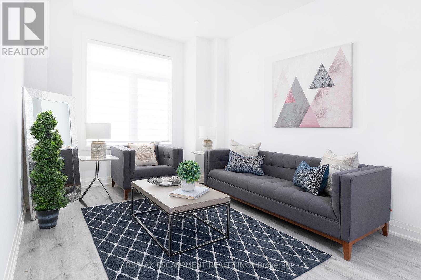 388 Klein Circle, Hamilton, ON - Indoor Photo Showing Living Room