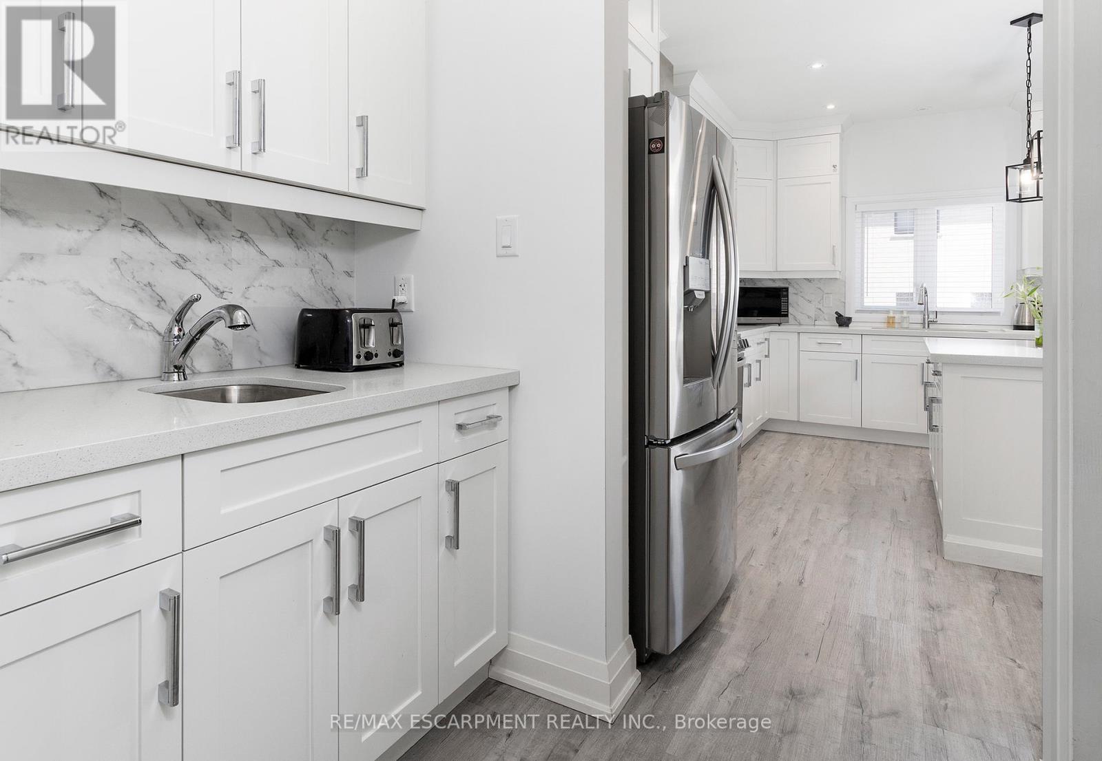 388 Klein Circle, Hamilton, ON - Indoor Photo Showing Kitchen