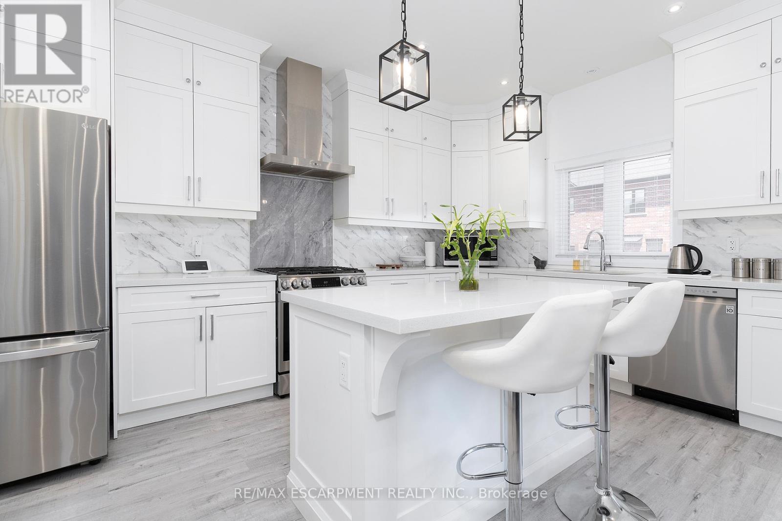 388 Klein Circle, Hamilton, ON - Indoor Photo Showing Kitchen With Upgraded Kitchen