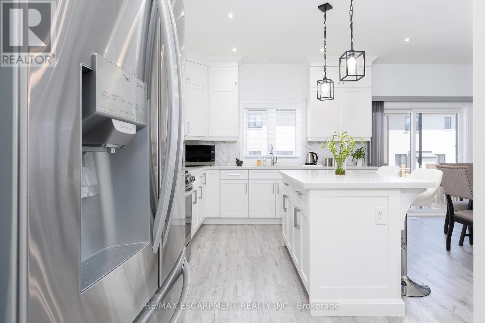 388 Klein Circle, Hamilton, ON - Indoor Photo Showing Kitchen With Upgraded Kitchen