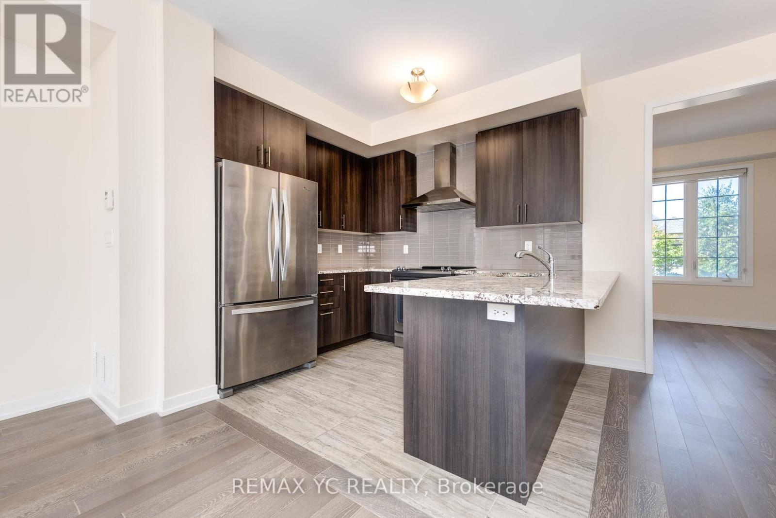 37 Torah Gate, Vaughan, ON - Indoor Photo Showing Kitchen With Upgraded Kitchen