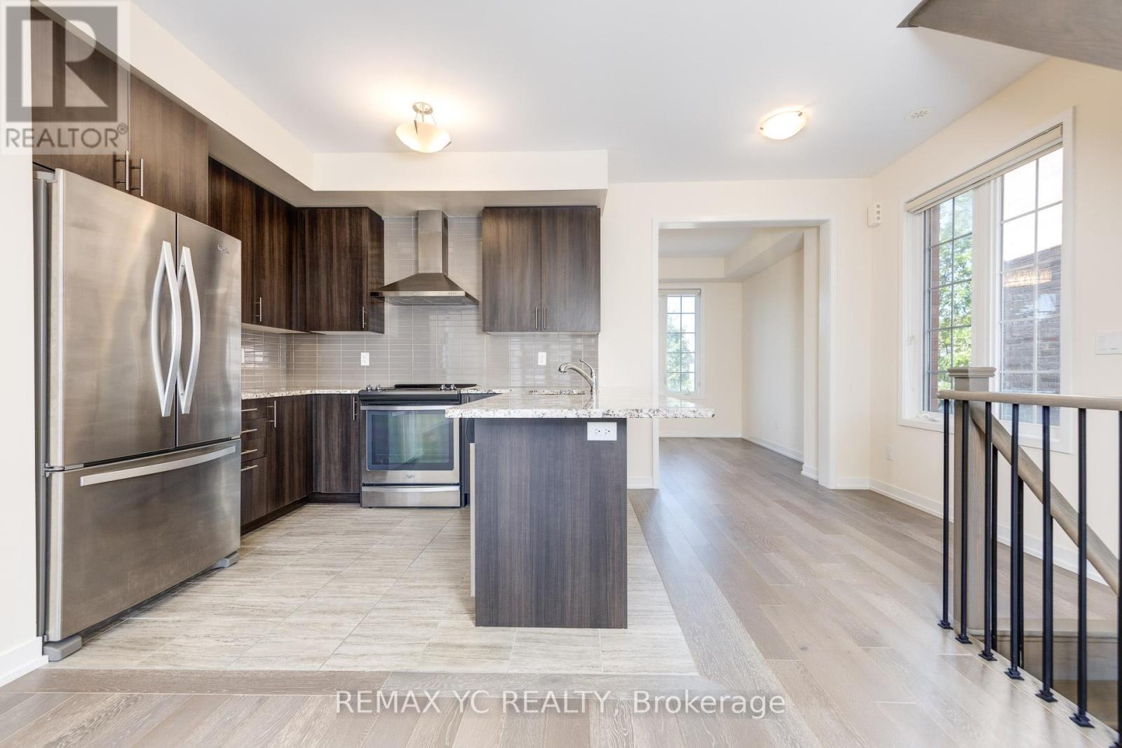 37 Torah Gate, Vaughan, ON - Indoor Photo Showing Kitchen With Upgraded Kitchen