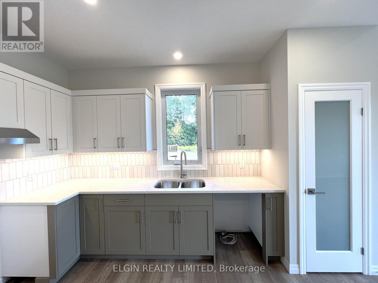 10 Columbus Court, Central Elgin, ON - Indoor Photo Showing Kitchen With Double Sink