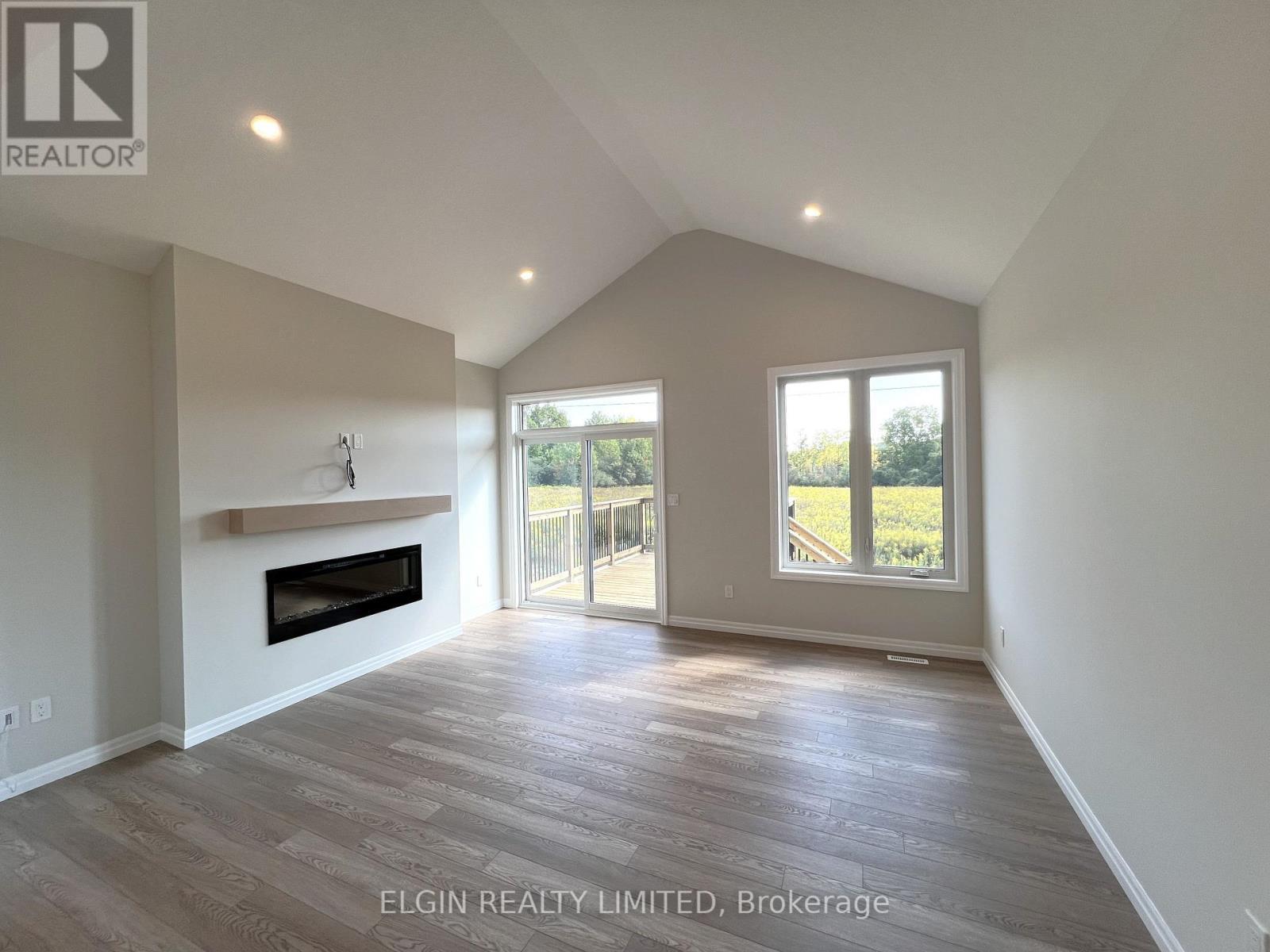 10 Columbus Court, Central Elgin, ON - Indoor Photo Showing Living Room With Fireplace