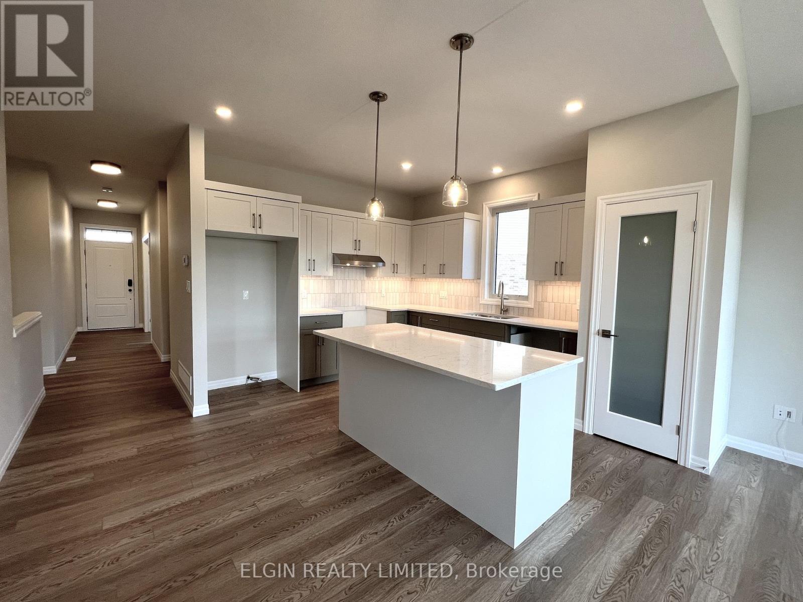 10 Columbus Court, Central Elgin, ON - Indoor Photo Showing Kitchen With Upgraded Kitchen