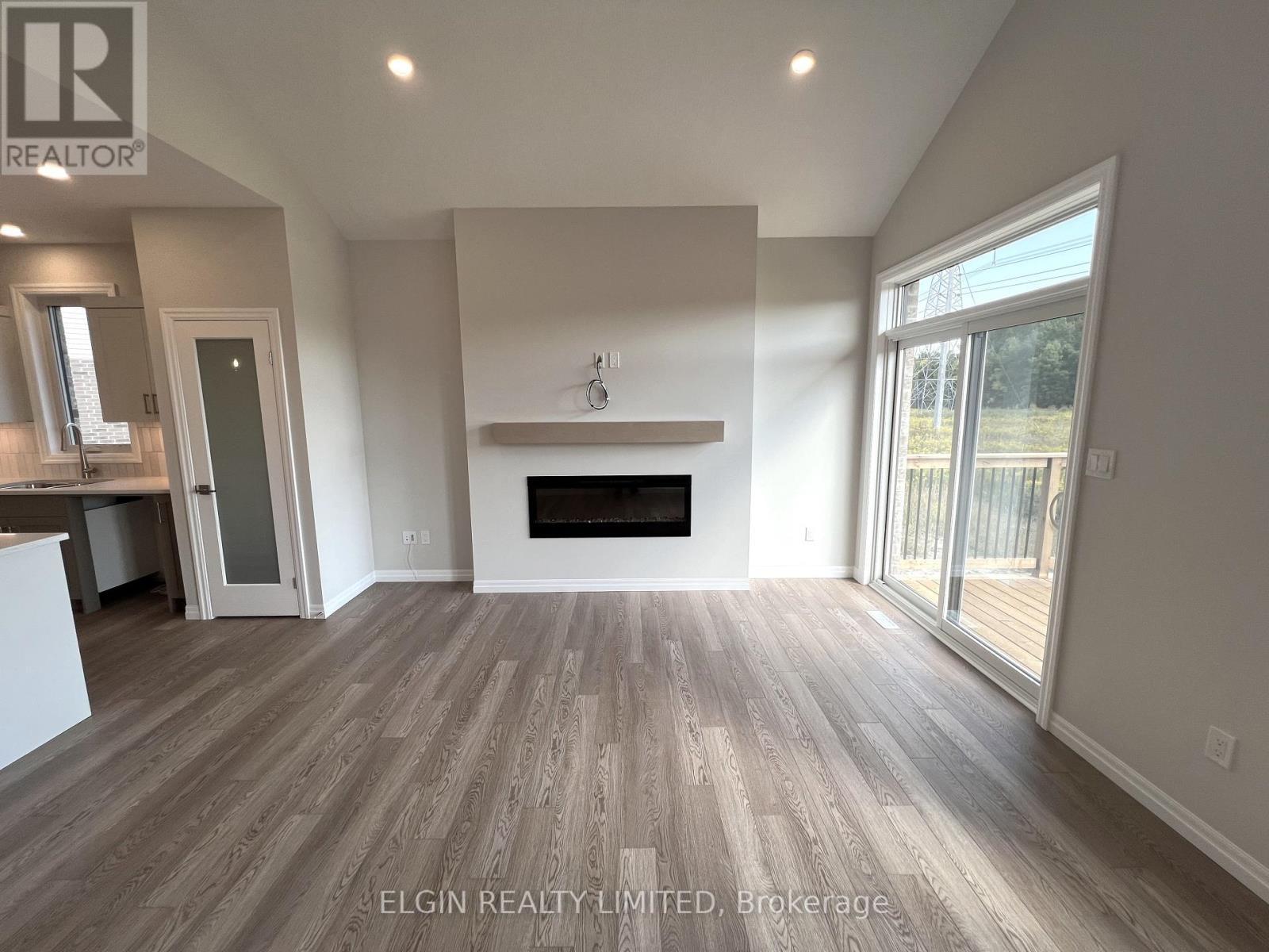 10 Columbus Court, Central Elgin, ON - Indoor Photo Showing Living Room With Fireplace