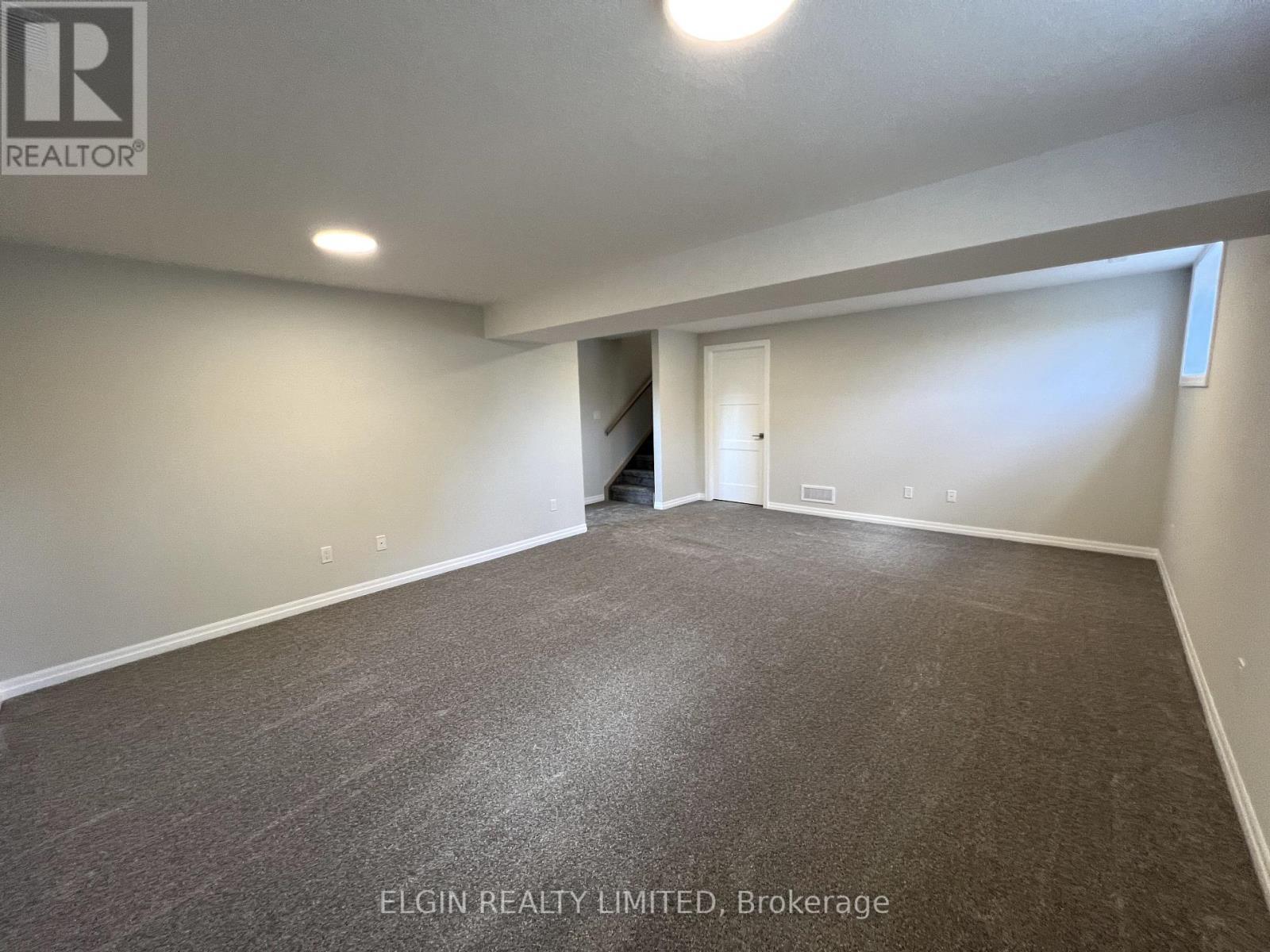 10 Columbus Court, Central Elgin, ON - Indoor Photo Showing Other Room