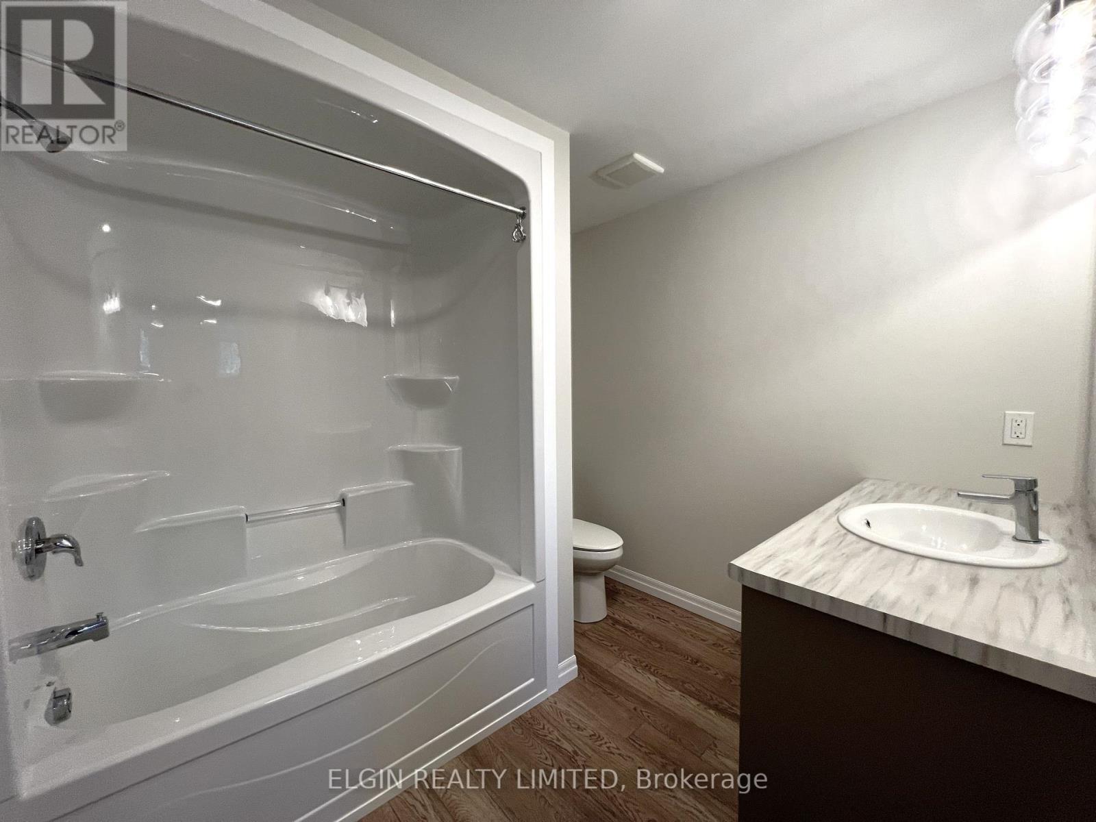 10 Columbus Court, Central Elgin, ON - Indoor Photo Showing Bathroom