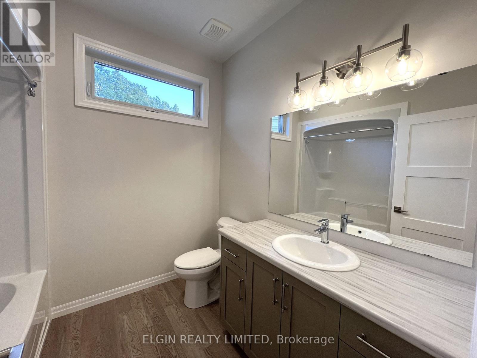 10 Columbus Court, Central Elgin, ON - Indoor Photo Showing Bathroom