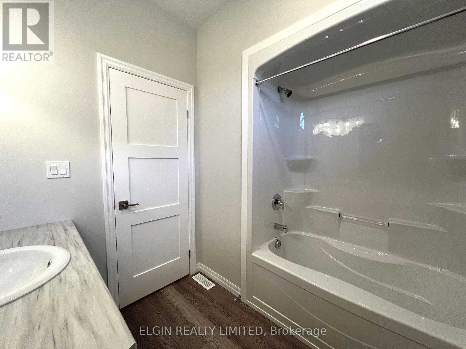 10 Columbus Court, Central Elgin, ON - Indoor Photo Showing Bathroom