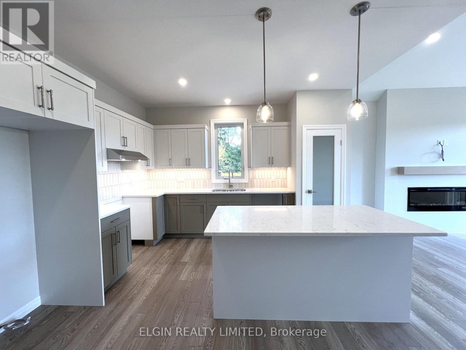 10 Columbus Court, Central Elgin, ON - Indoor Photo Showing Kitchen With Upgraded Kitchen
