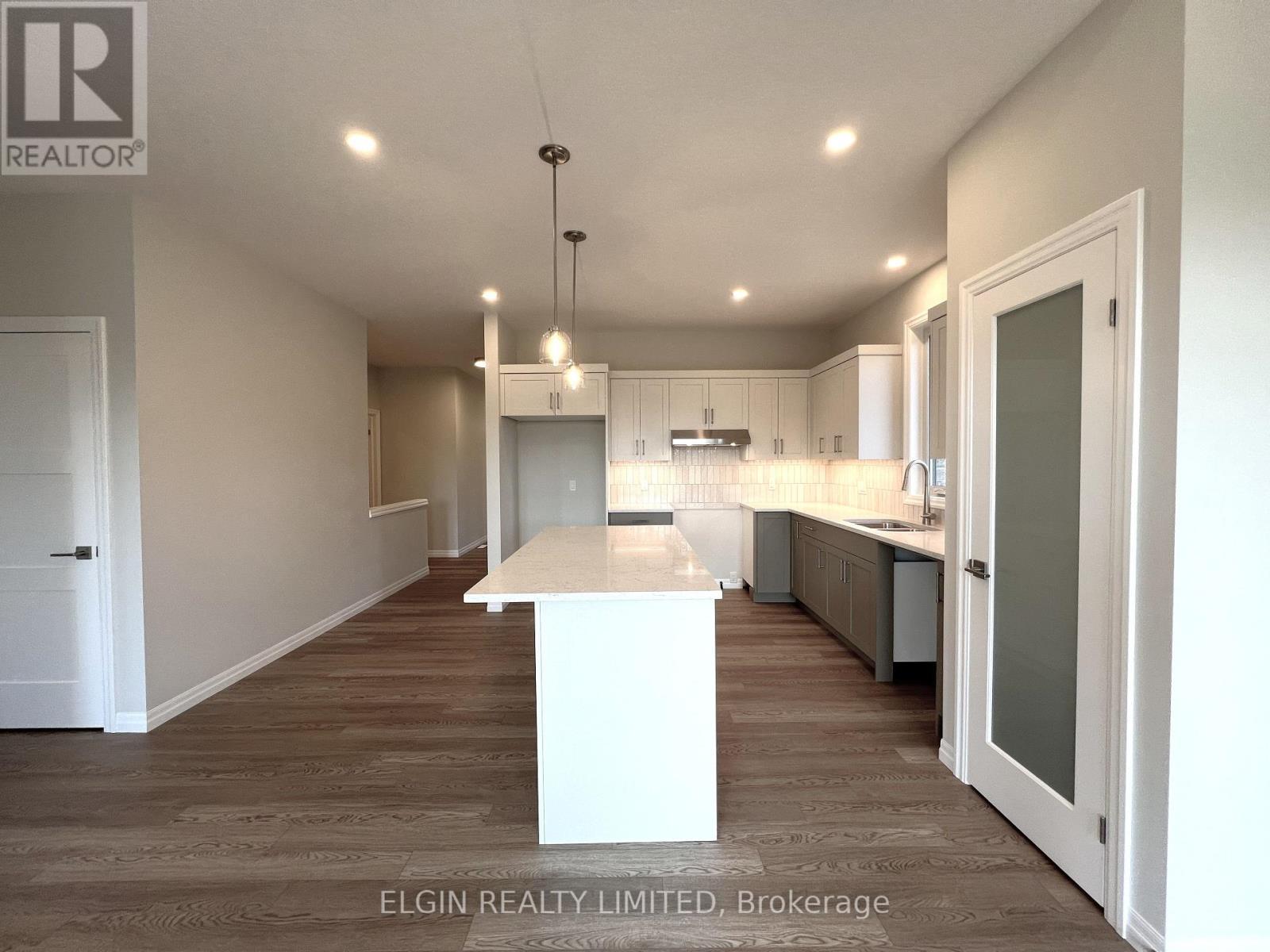 10 Columbus Court, Central Elgin, ON - Indoor Photo Showing Kitchen