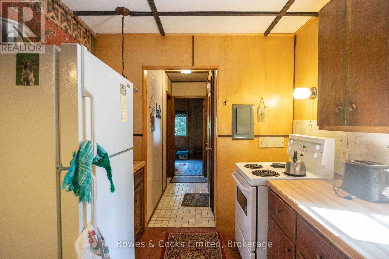915 Madawaska River Drive, Madawaska Valley, ON - Indoor Photo Showing Kitchen