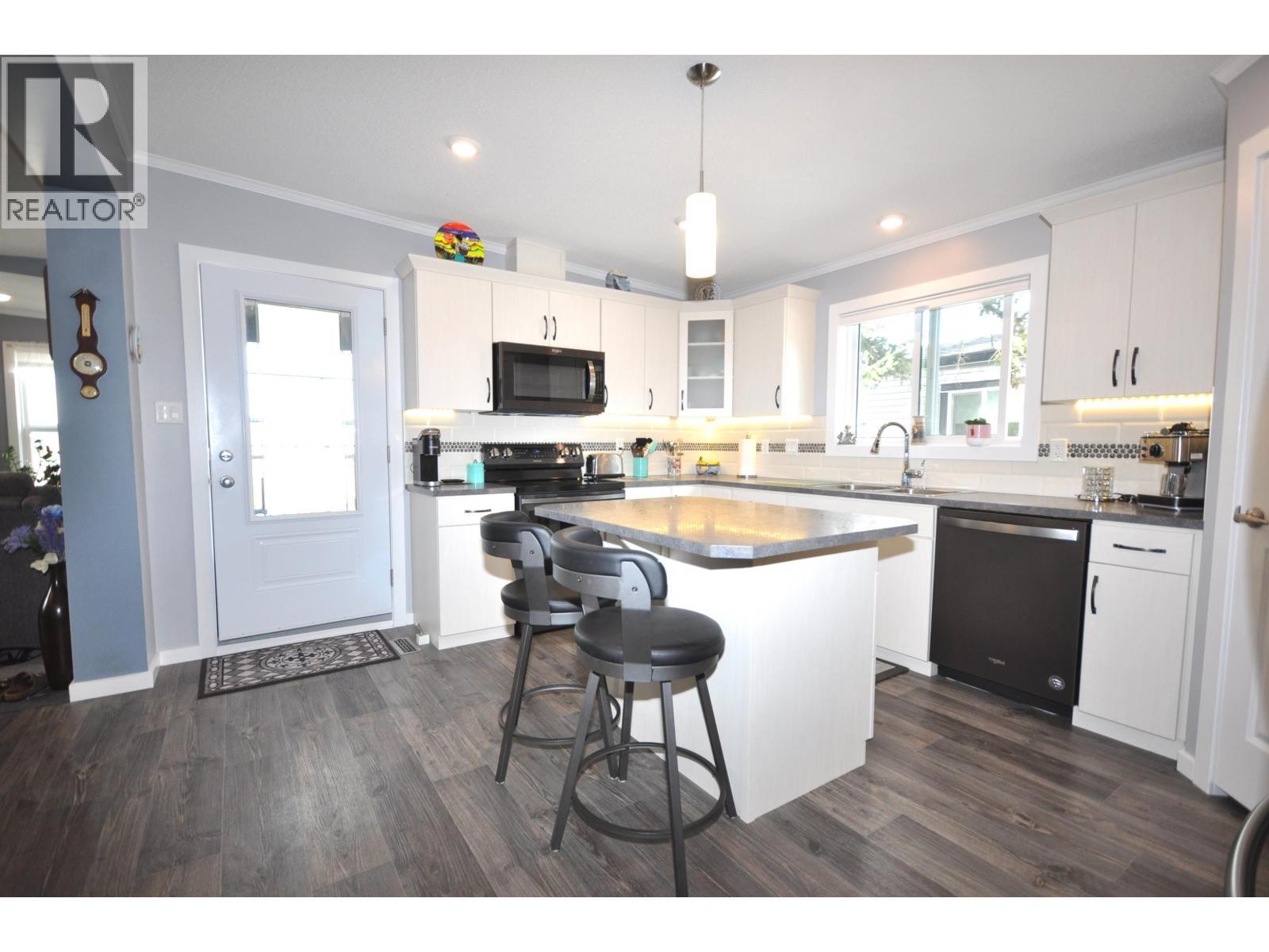 31 4072 Lac La Hache Station Road, Lac La Hache, BC - Indoor Photo Showing Kitchen