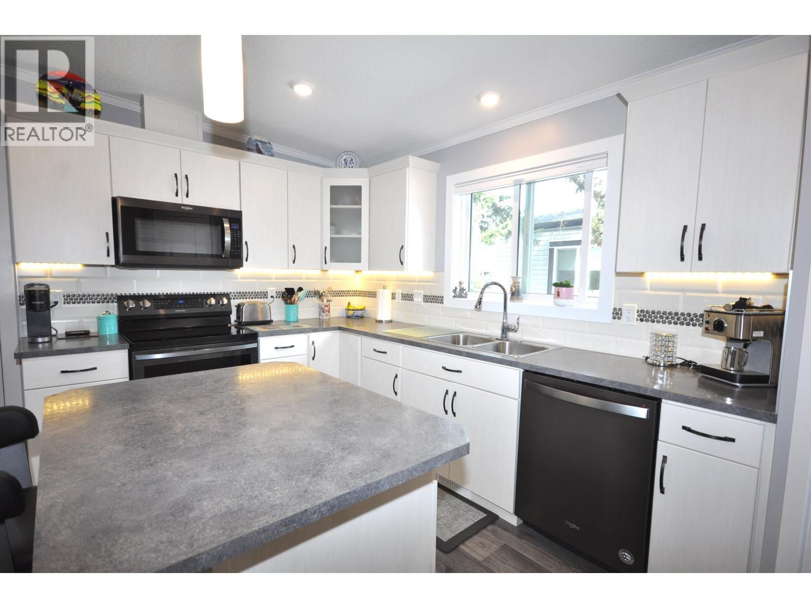 31 4072 Lac La Hache Station Road, Lac La Hache, BC - Indoor Photo Showing Kitchen With Double Sink