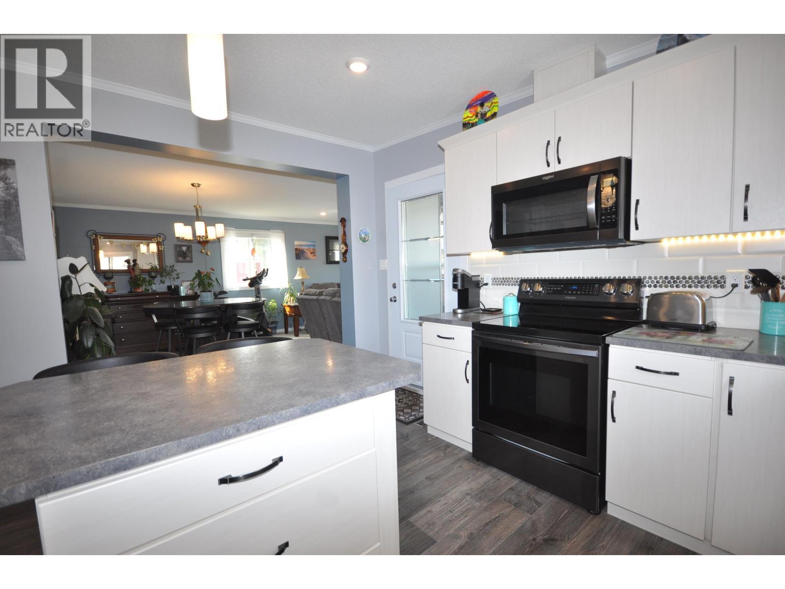 31 4072 Lac La Hache Station Road, Lac La Hache, BC - Indoor Photo Showing Kitchen