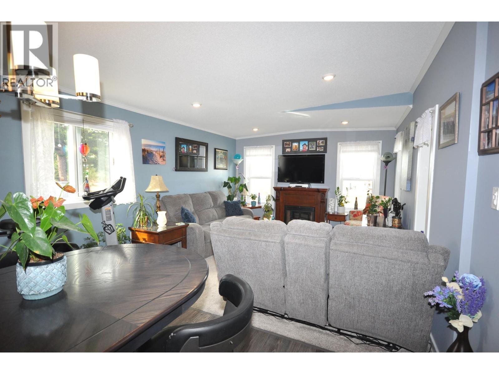 31 4072 Lac La Hache Station Road, Lac La Hache, BC - Indoor Photo Showing Living Room With Fireplace