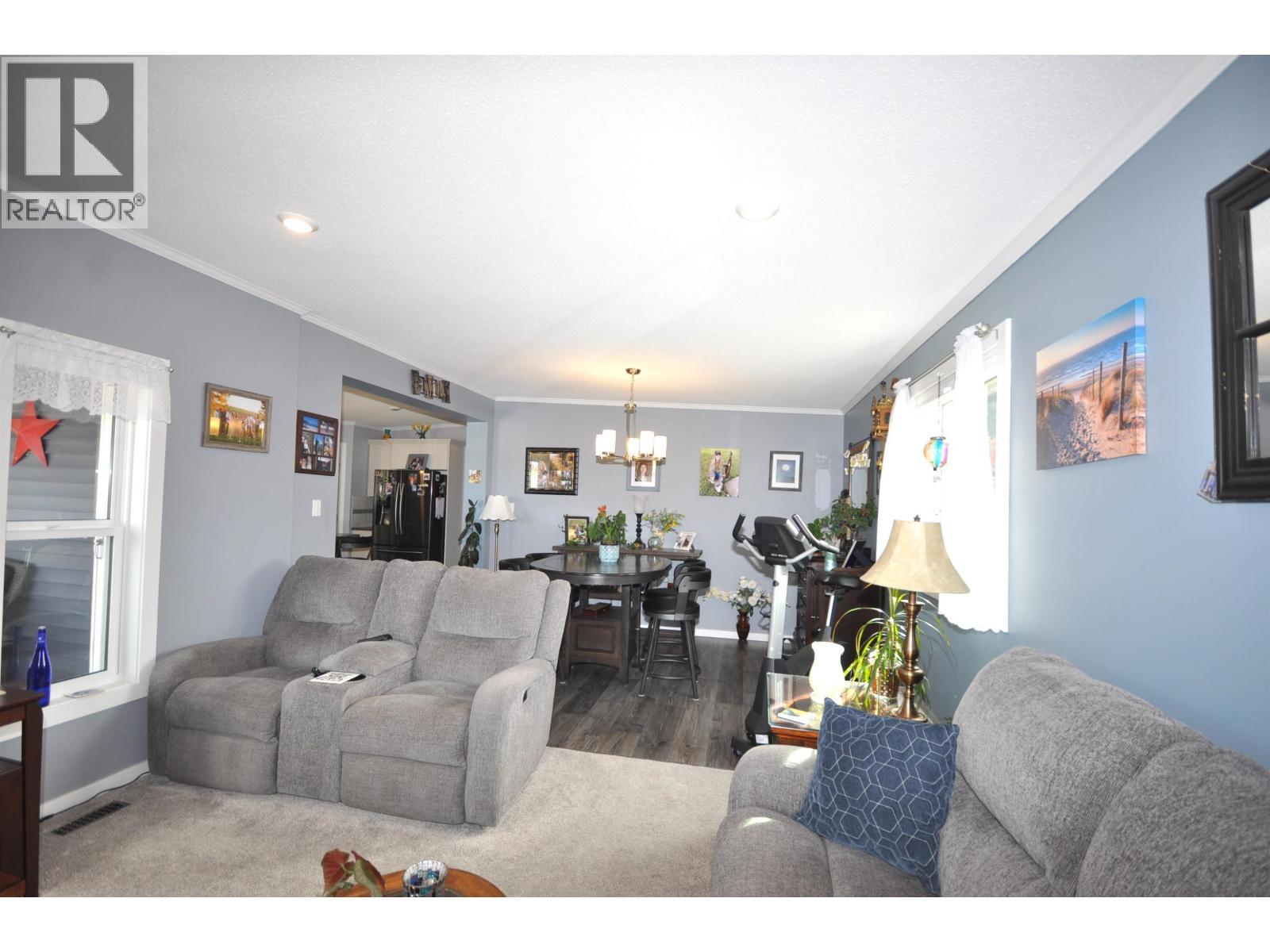 31 4072 Lac La Hache Station Road, Lac La Hache, BC - Indoor Photo Showing Living Room