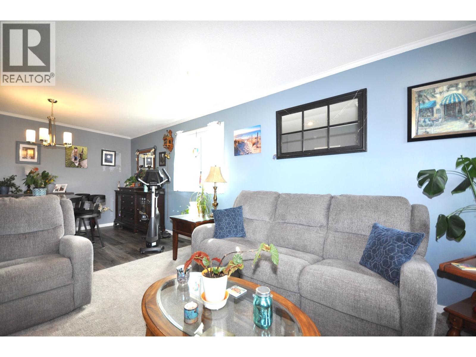 31 4072 Lac La Hache Station Road, Lac La Hache, BC - Indoor Photo Showing Living Room