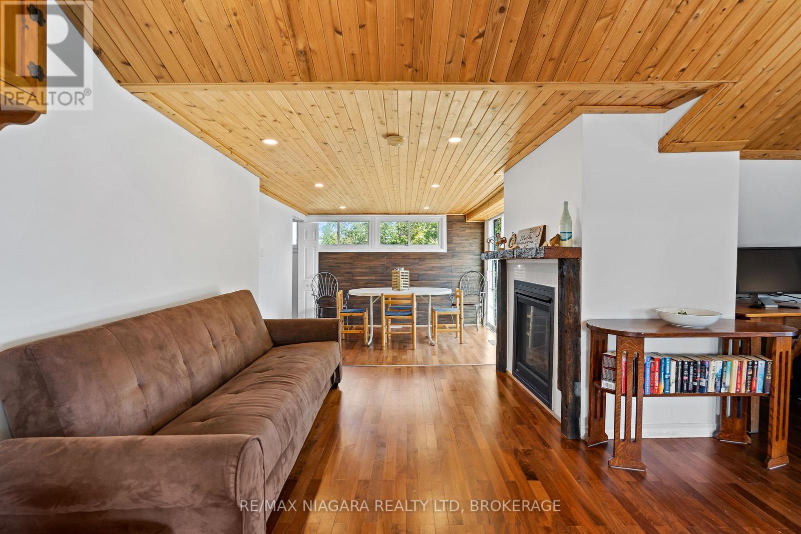 105 Lighthouse Drive, Haldimand (Dunnville), ON - Indoor Photo Showing Living Room With Fireplace