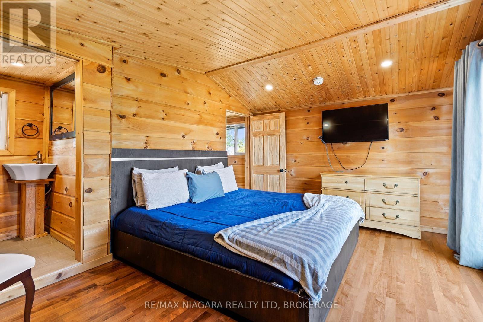 105 Lighthouse Drive, Haldimand (Dunnville), ON - Indoor Photo Showing Bedroom