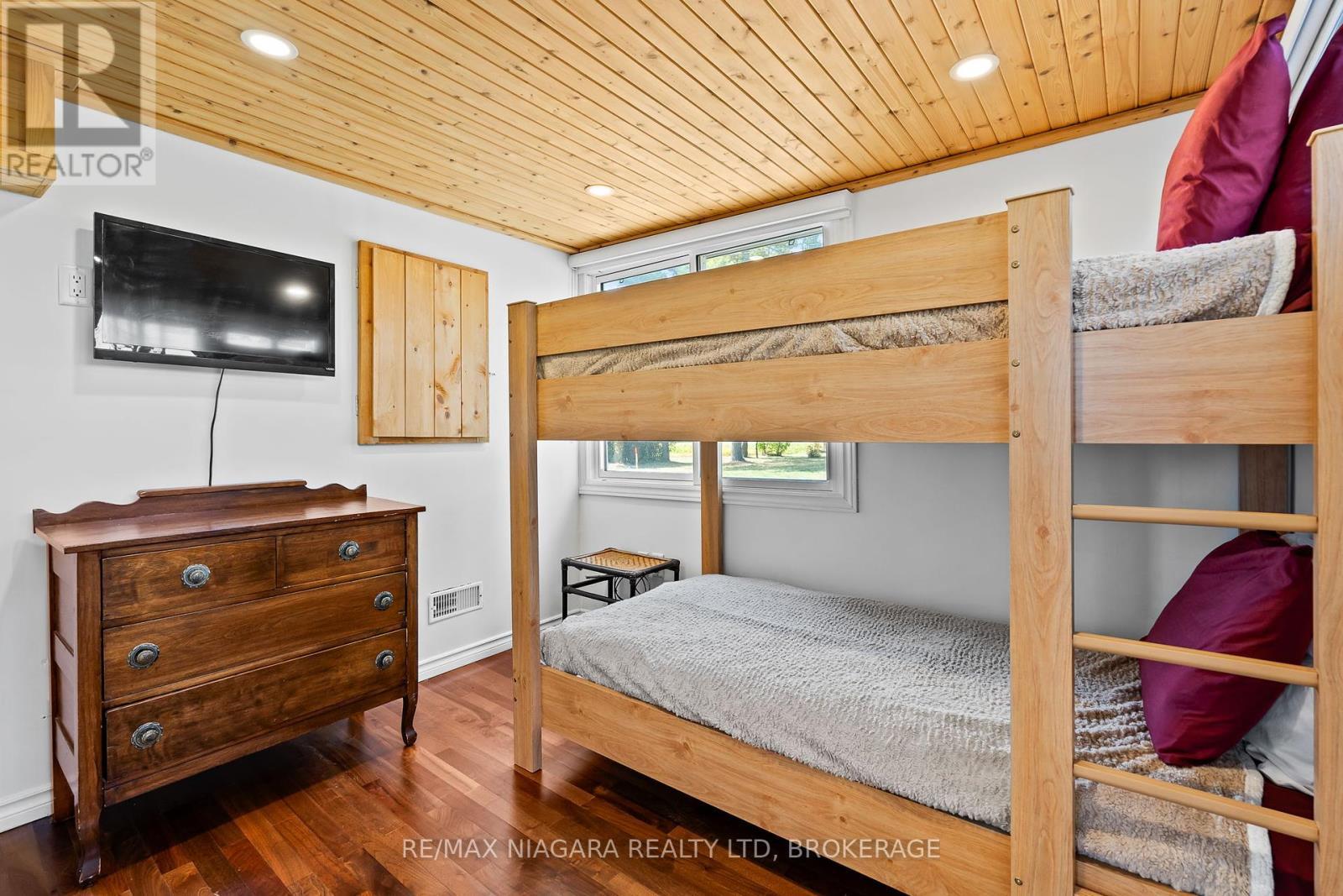 105 Lighthouse Drive, Haldimand (Dunnville), ON - Indoor Photo Showing Bedroom
