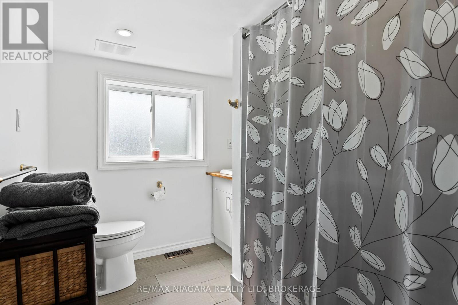 105 Lighthouse Drive, Haldimand (Dunnville), ON - Indoor Photo Showing Bathroom