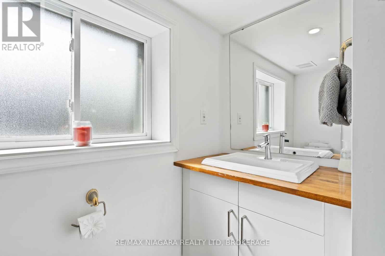 105 Lighthouse Drive, Haldimand (Dunnville), ON - Indoor Photo Showing Bathroom