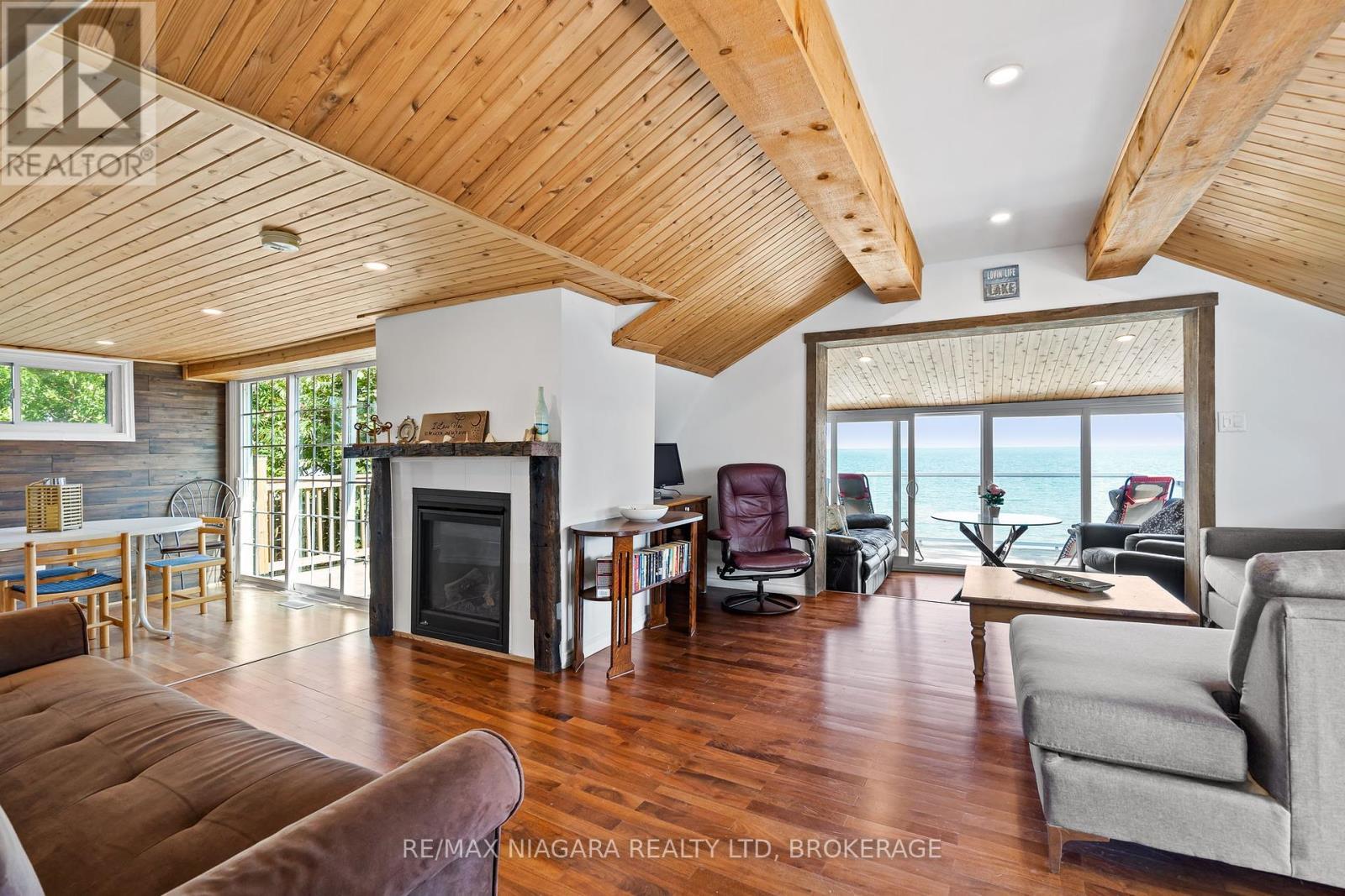 105 Lighthouse Drive, Haldimand (Dunnville), ON - Indoor Photo Showing Living Room With Fireplace