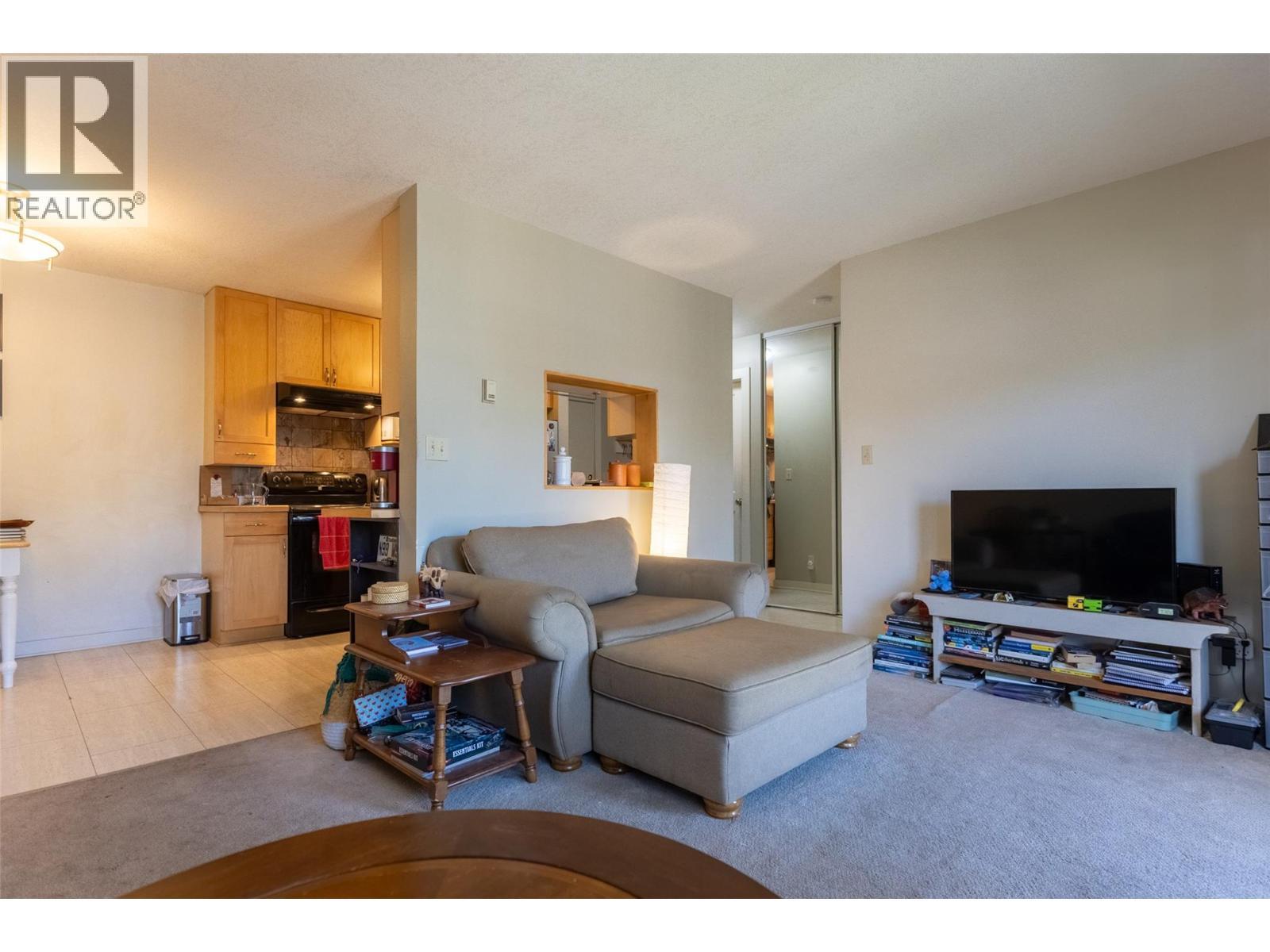 65 Cokato Road Unit# 407, Fernie, BC - Indoor Photo Showing Living Room