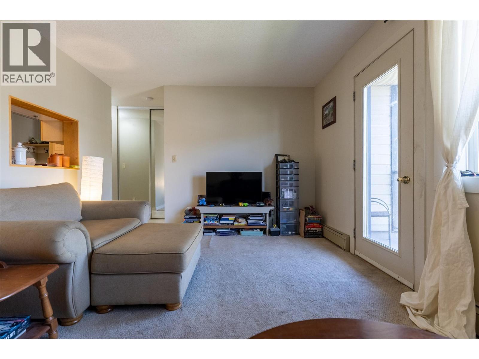 65 Cokato Road Unit# 407, Fernie, BC - Indoor Photo Showing Living Room
