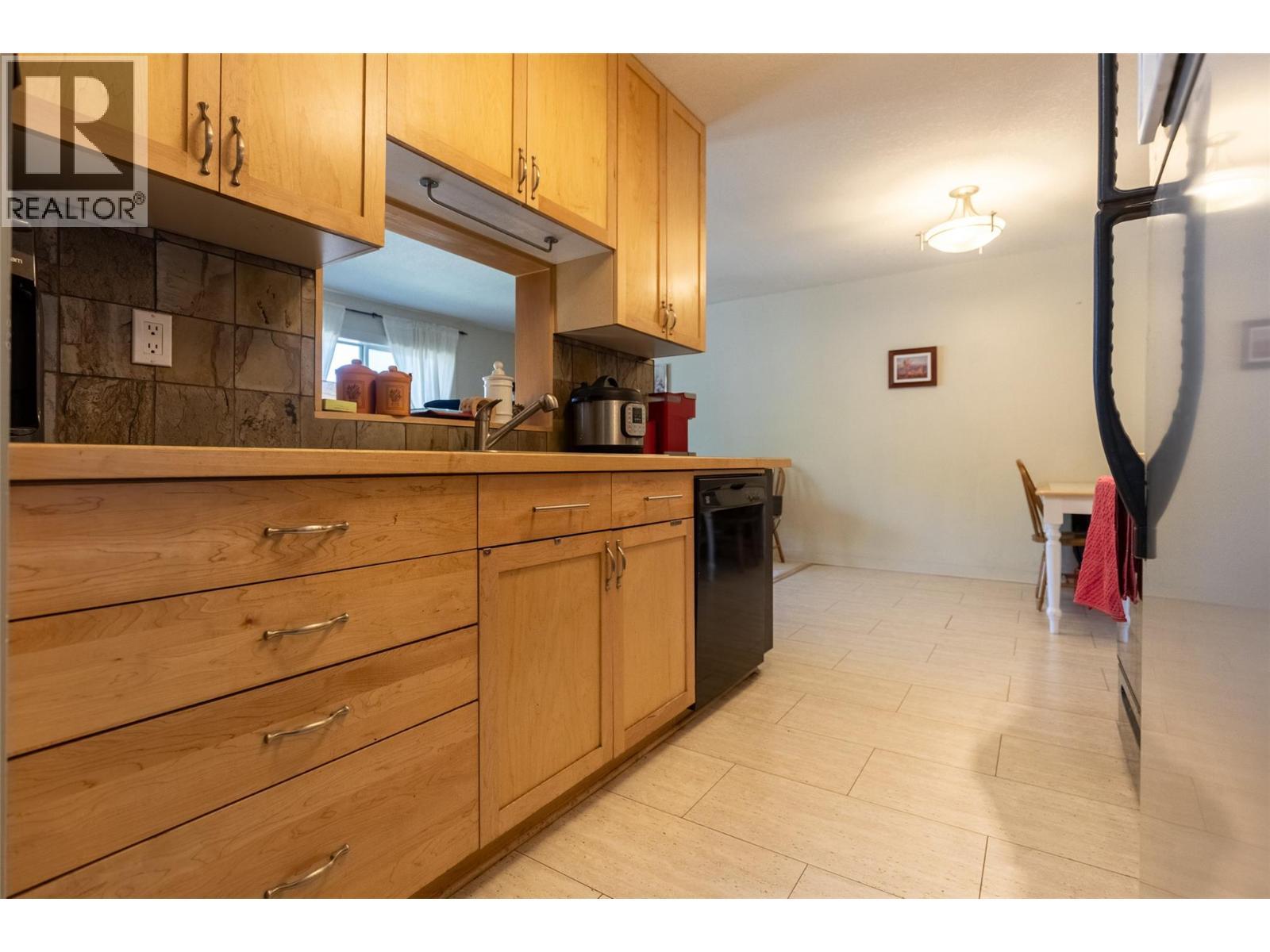 65 Cokato Road Unit# 407, Fernie, BC - Indoor Photo Showing Kitchen