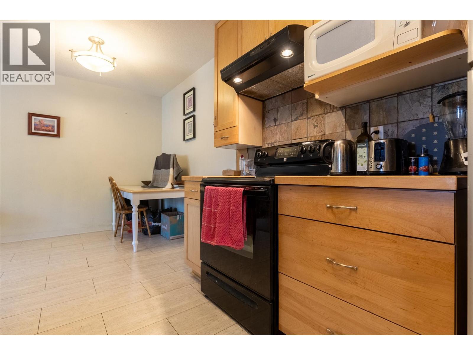65 Cokato Road Unit# 407, Fernie, BC - Indoor Photo Showing Kitchen