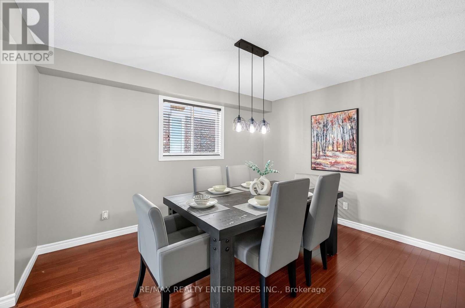1366 Upper Paradise Road, Hamilton, ON - Indoor Photo Showing Dining Room