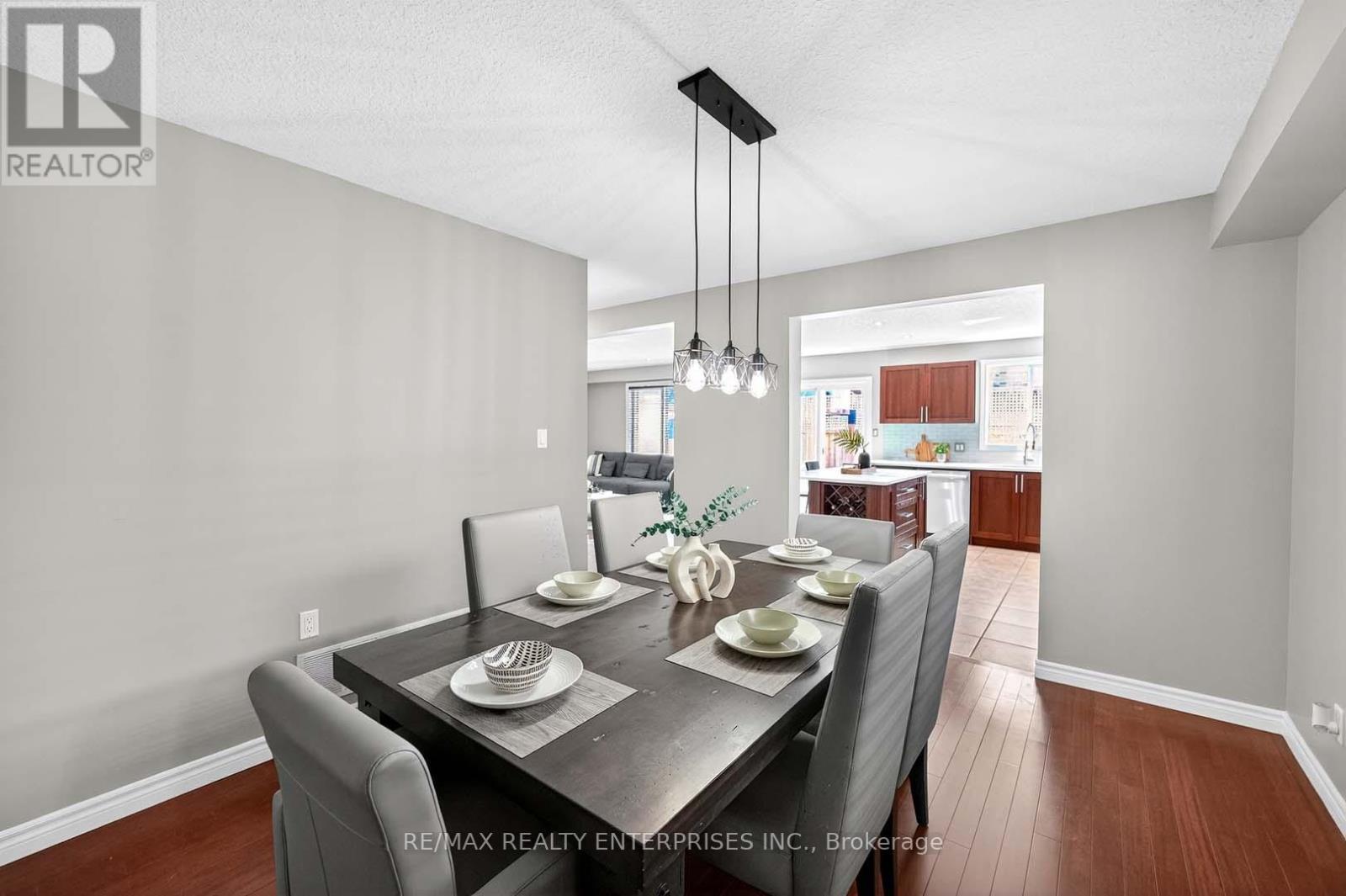 1366 Upper Paradise Road, Hamilton, ON - Indoor Photo Showing Dining Room