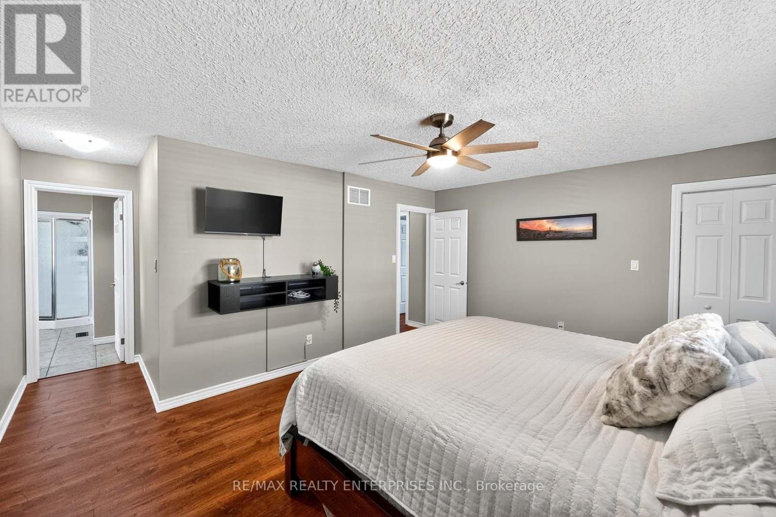 1366 Upper Paradise Road, Hamilton, ON - Indoor Photo Showing Bedroom