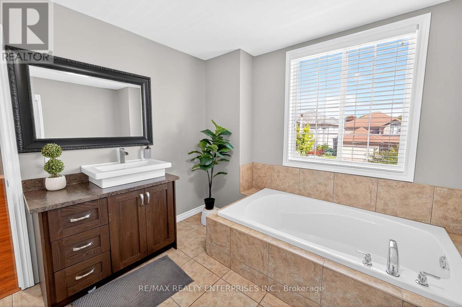 1366 Upper Paradise Road, Hamilton, ON - Indoor Photo Showing Bathroom