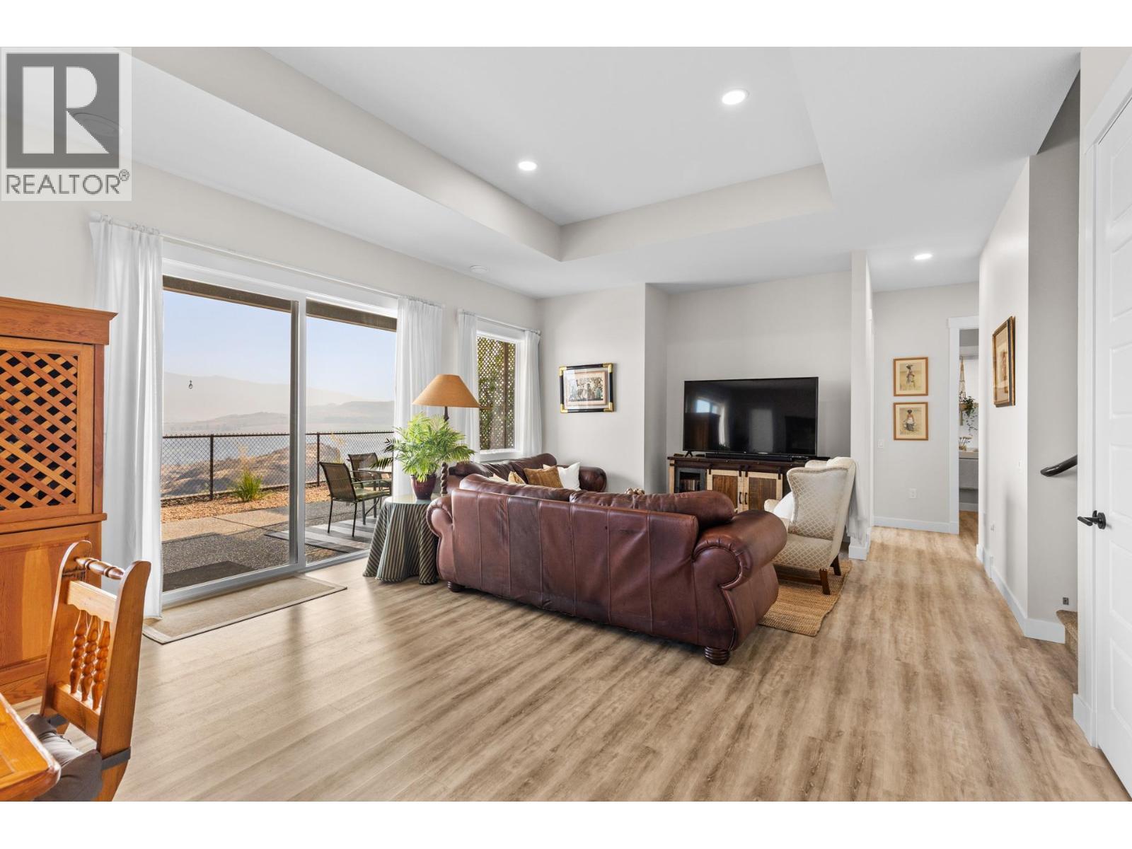 5056 Turtle Pond Place, Vernon, BC - Indoor Photo Showing Living Room