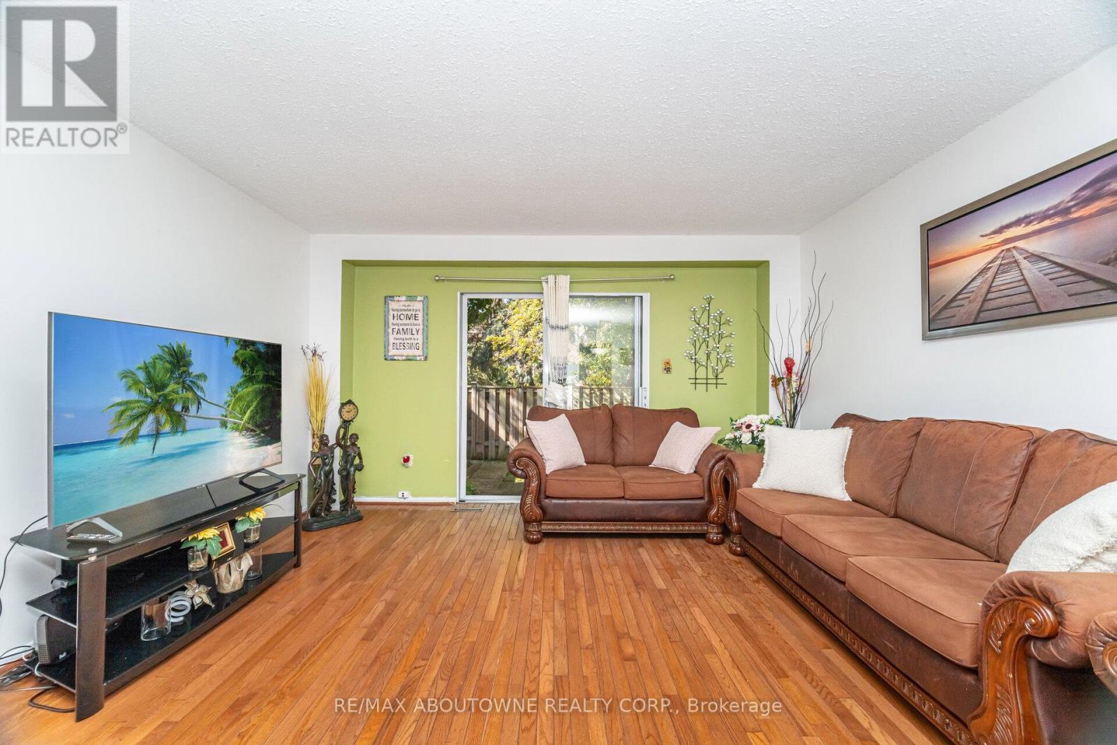 106 - 2779 Gananoque Drive, Mississauga, ON - Indoor Photo Showing Living Room