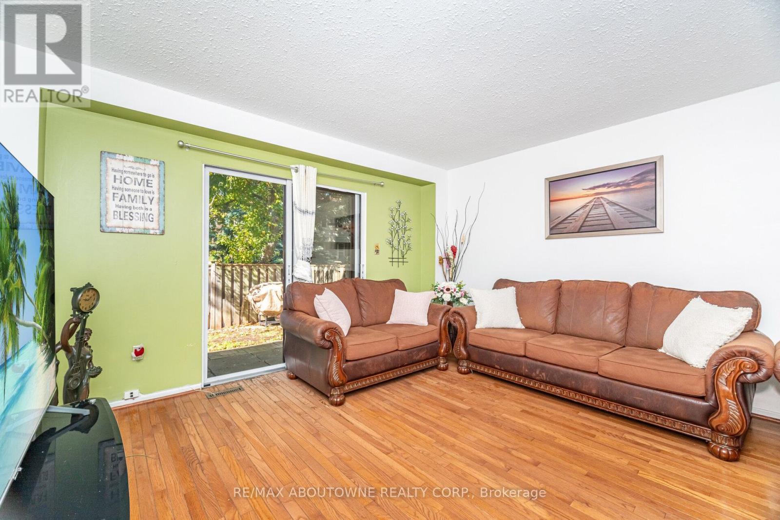 106 - 2779 Gananoque Drive, Mississauga, ON - Indoor Photo Showing Living Room
