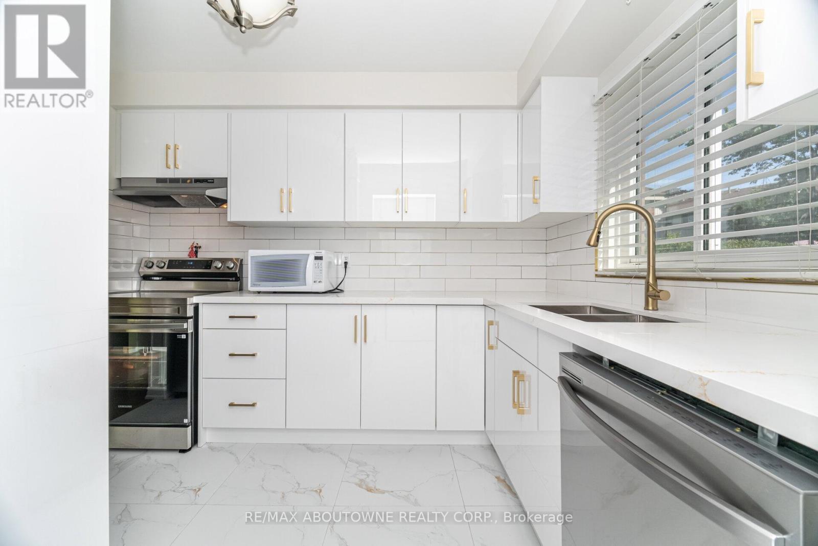 106 - 2779 Gananoque Drive, Mississauga, ON - Indoor Photo Showing Kitchen With Double Sink With Upgraded Kitchen